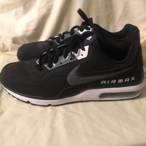 Black/White Nike AirMax
